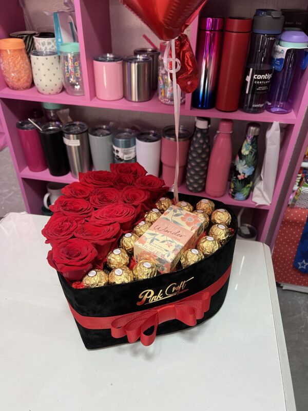 Arreglo de rosas, ferreros y perfume