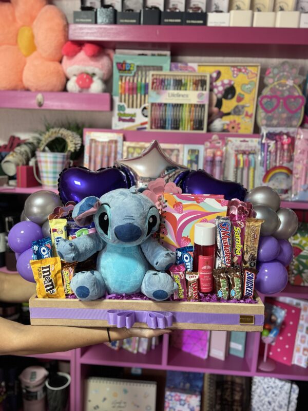 Detalle con peluche stich, splash, agenda y dulces