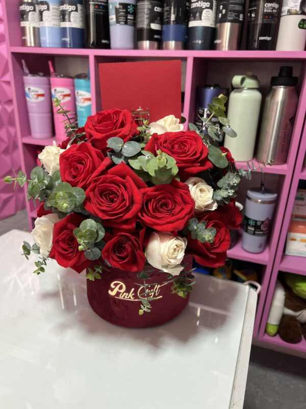 Caja con rosas y eucalipto