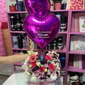 Caja de flores con splash y globos