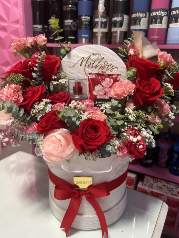 Amor mágico: caja con flores, splash, crema y globo personalizado❤️ - Imagen 2