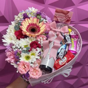 Caja de corazón con flores, splash y chocolates