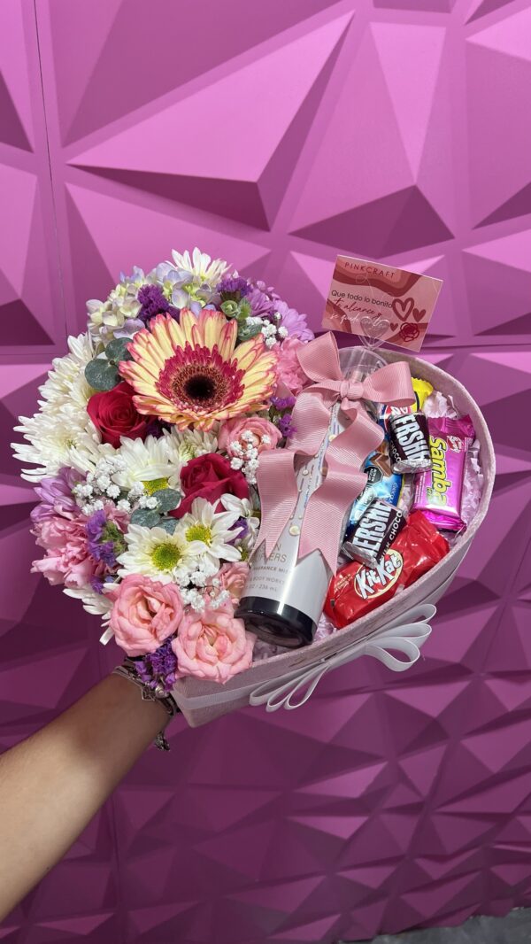 Caja de corazón con flores, splash y chocolates