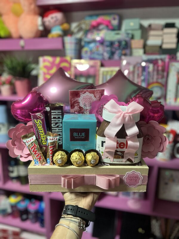 Arreglo con perfume Antonio banderas y dulces