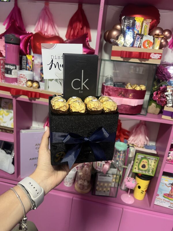Caja con ferreros para perfume