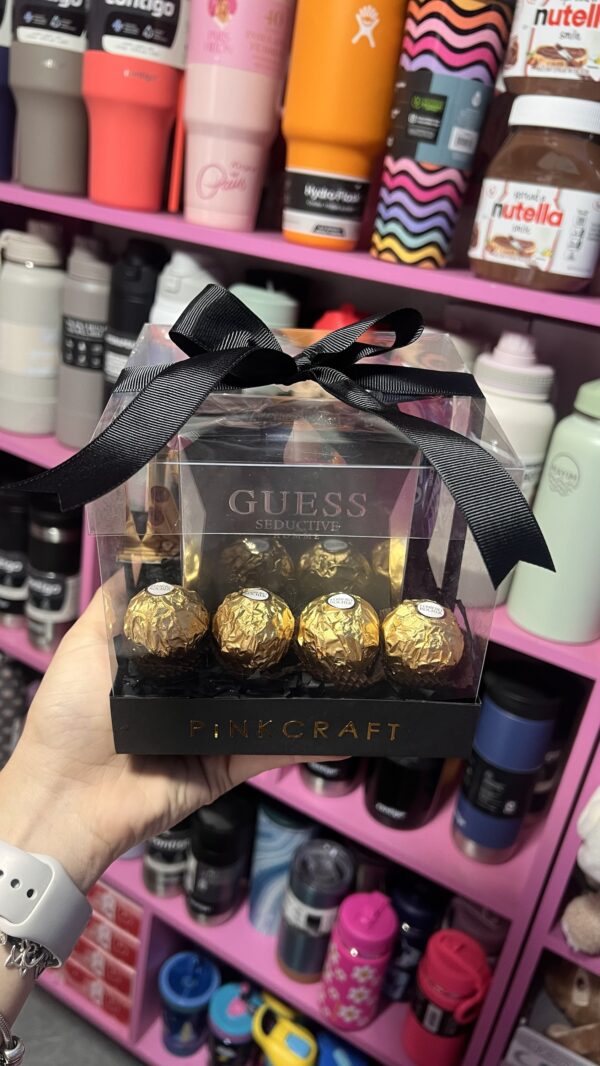 Caja con perfume guess y chocolates