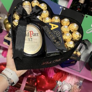 Caja con botella, perfume y chocolates