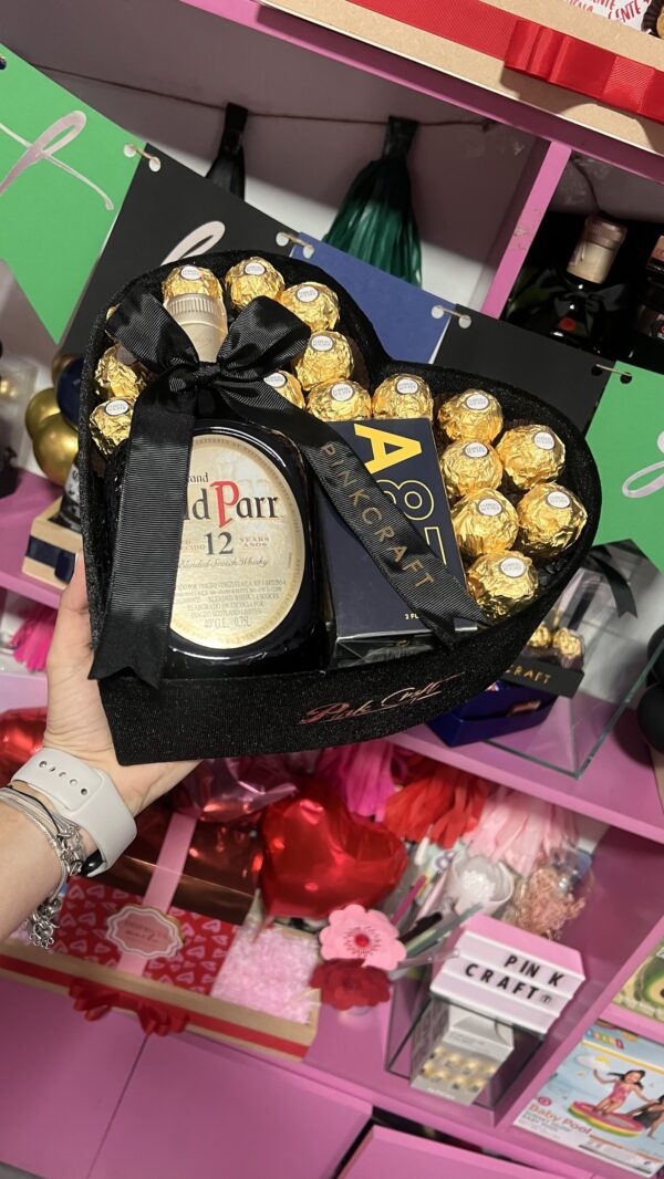 Caja con botella, perfume y chocolates