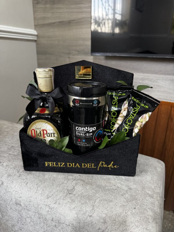 Caja con botella y vaso minimalista