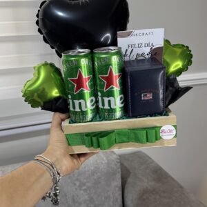 Arreglo con reloj polo y cervezas