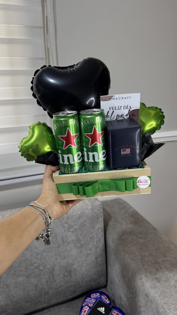 Arreglo con reloj polo y cervezas