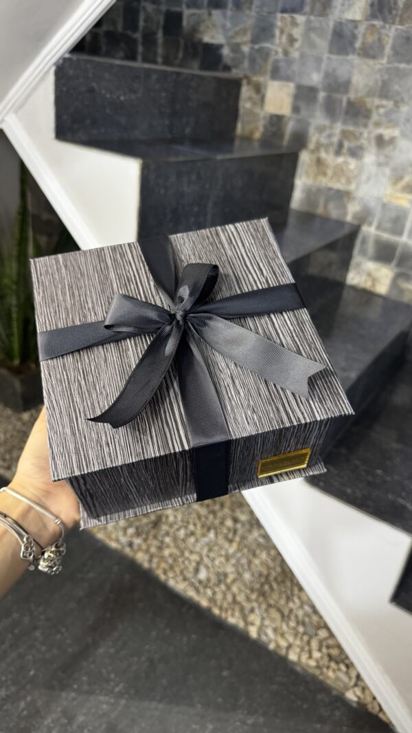 Caja con ferreros y perfume club de nuit - Imagen 2