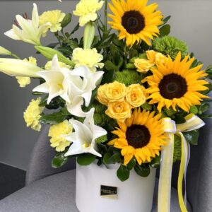 Caja con girasoles y lirios