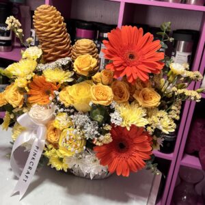 Cesta de rosas y gerberas